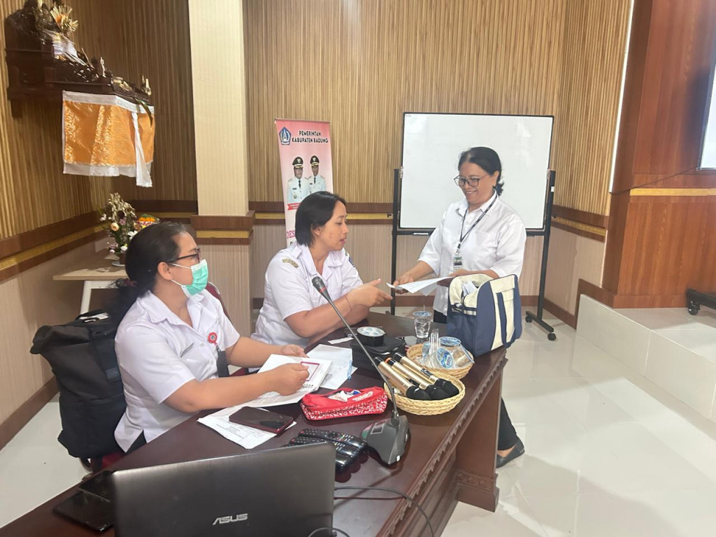 Pembinaan kader posyandu remaja dan di lanjutkan  dengan penimbangan ukur lila dan ukur tensi